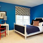 Gordijn met geometrische print in de kamer met blauwe wanden