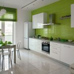 Liniowa kuchnia z zielonymi ścianami