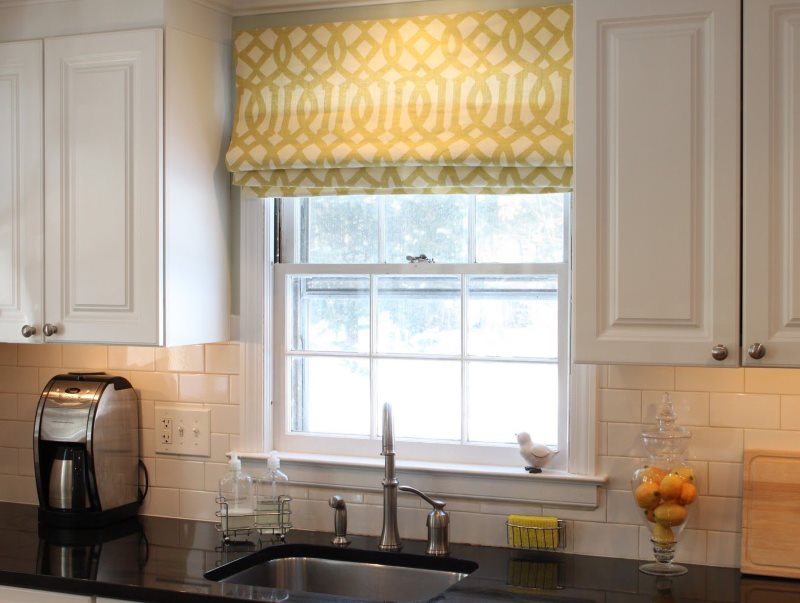 Tirai Rom dengan cetakan geometri di tingkap dapur