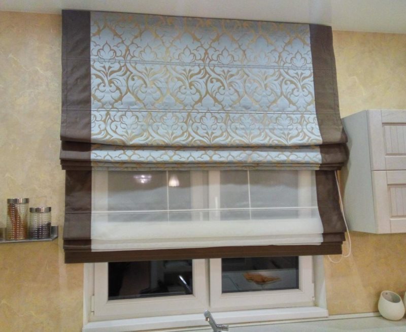 Okno kuchenne z podwójną rzymską zasłoną