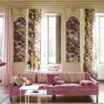 Rahat ve sevimli bir oturma odası için pembe ve çiçek perdeler