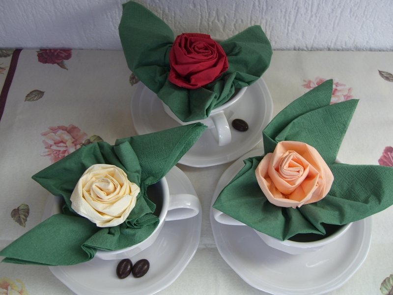 napkins in the form of roses