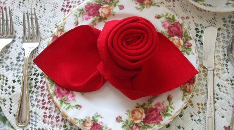 napkins in the form of roses