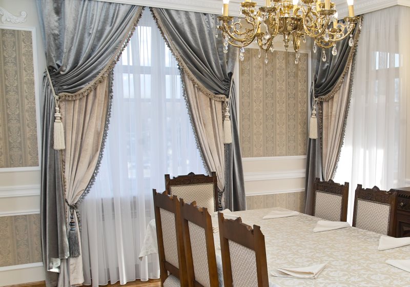 Klasik bir oturma odasının iç kısmında çift katmanlı perdeler