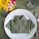 ustawienie stołu z pomysłami na serwetki origami