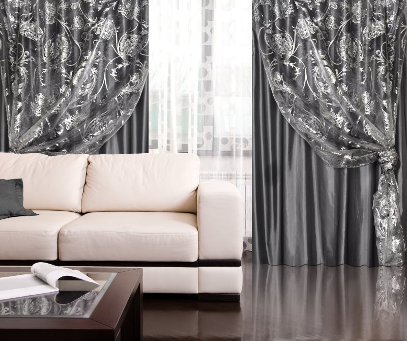 Dvojité šedé záclony v obývacím pokoji s lesklou podlahou