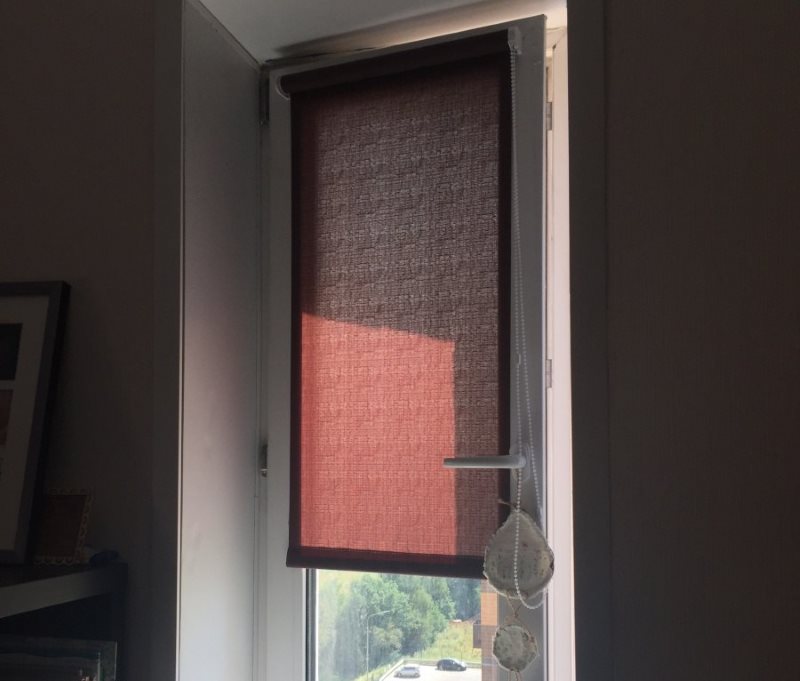 Rolowana mini kurtyna na oknie huśtawki