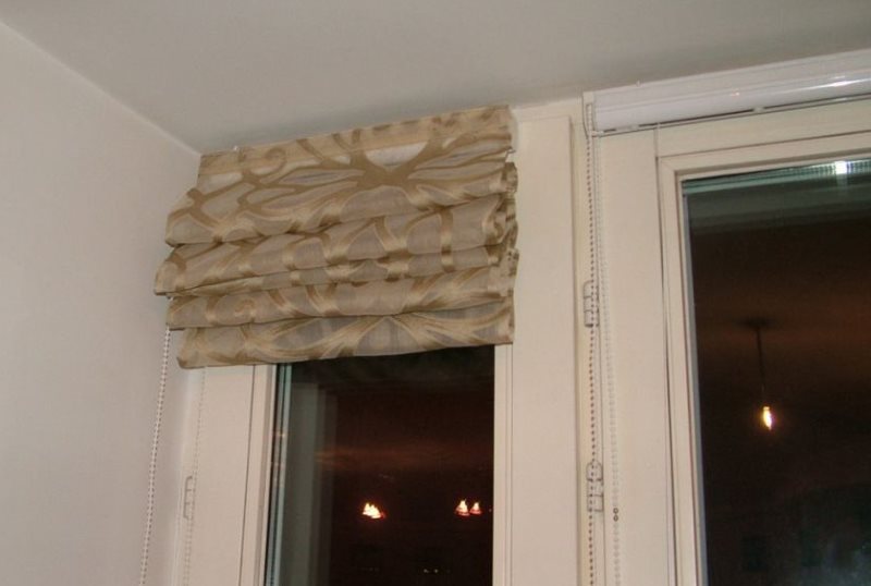 Placement of Roman curtains on the sash of a plastic window