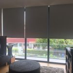 Panoramic living room window na may roller blinds