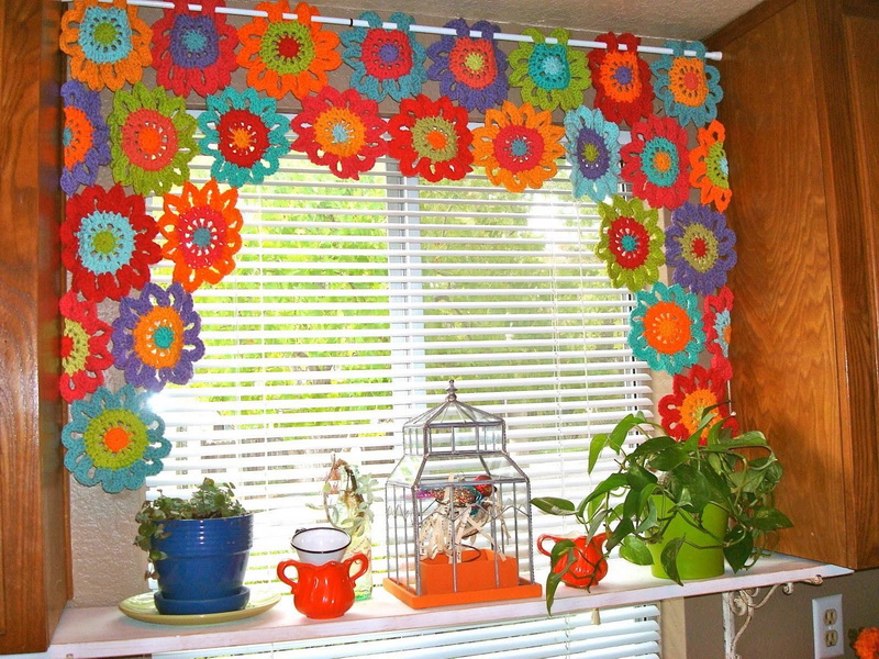 Kitchen curtain of colored knitted napkins