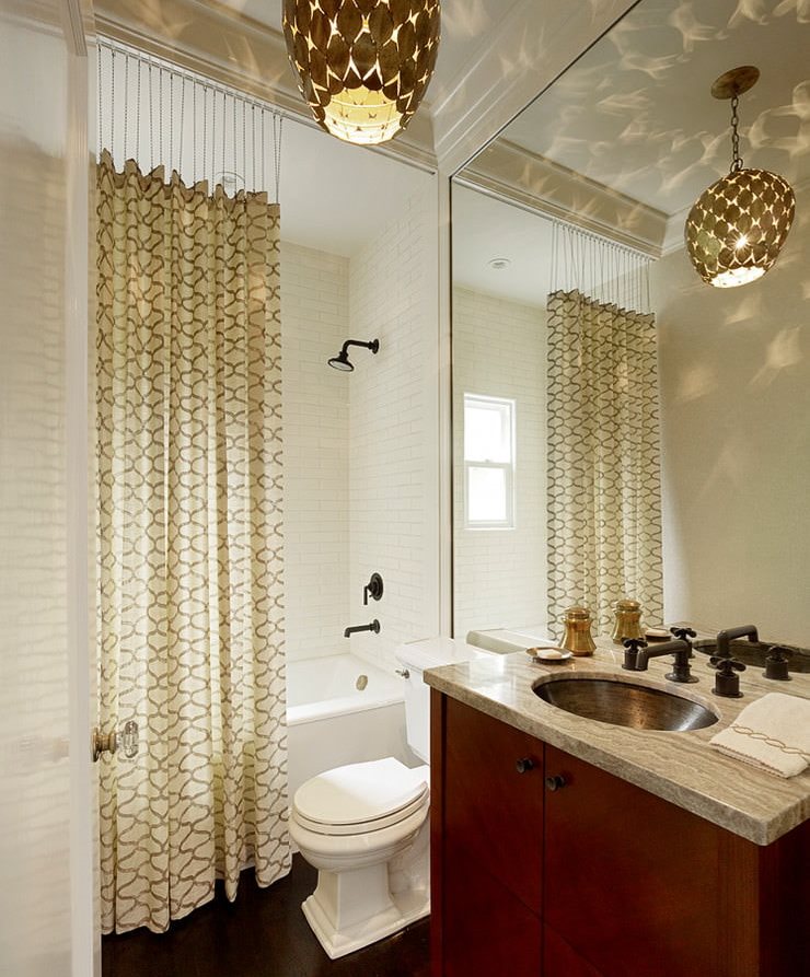 Wnętrze łazienki z zasłoną w nowoczesnym stylu