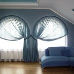 välvda gardiner i ett modernt vardagsrum