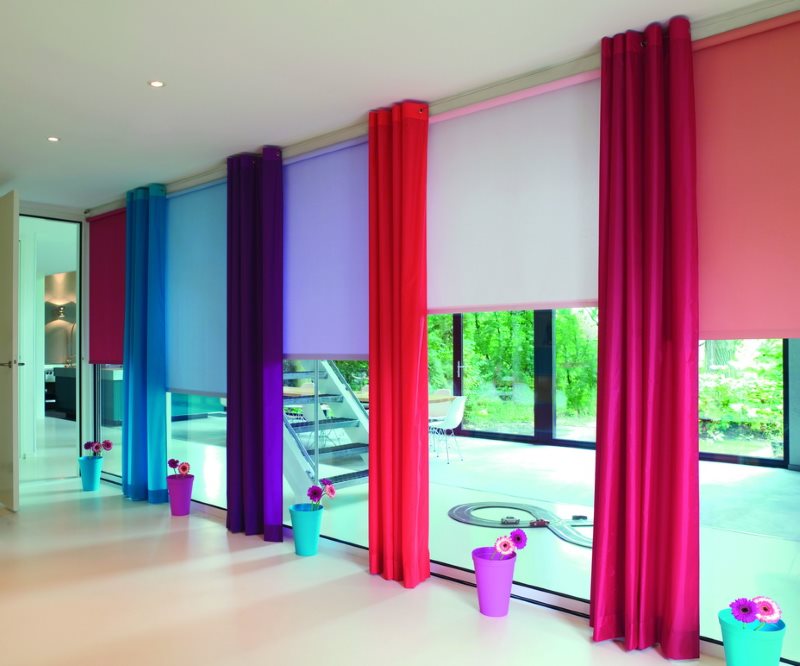 Vícebarevné tlusté tkaniny záclony v panoramatickém okně obývacího pokoje