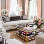 Světle růžové záclony ve světlém obývacím pokoji