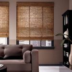 Modern oturma odasında bambu perdeler