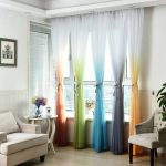 Multi-barevné záclony v okně obývacího pokoje