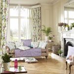 Květinové záclony v obývacím pokoji v rustikálním stylu