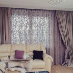 Kombinované záclony v obývacím pokoji panelového domu