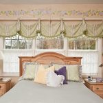 yatak odası dekorasyon fotoğraf pencere pervazına kısa perdeler