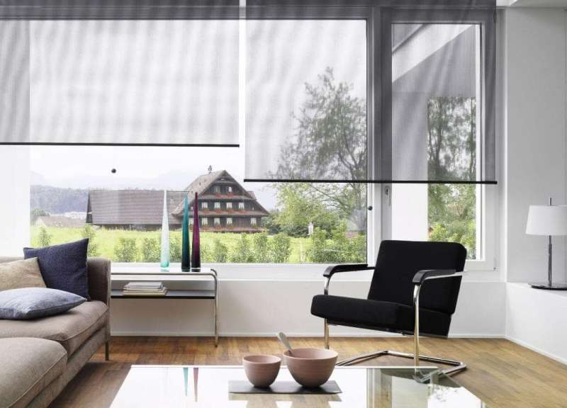 Vnitřní obývací pokoj s transparentní záclony roll design