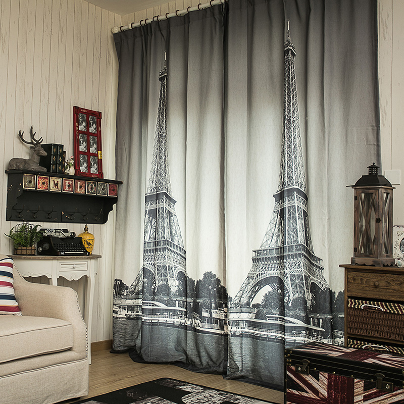 Oturma odasında pencerede Paris'te fotoğraf baskısı ile perdeler