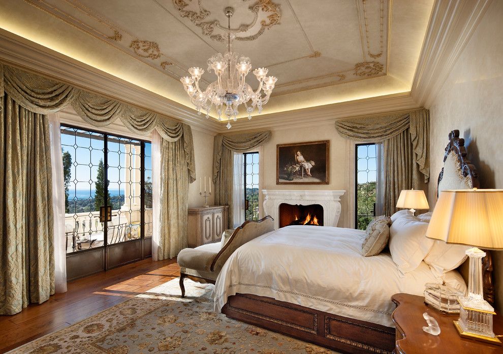 Klasik tarz yatak odası iç pencerelerde lambrequin ile