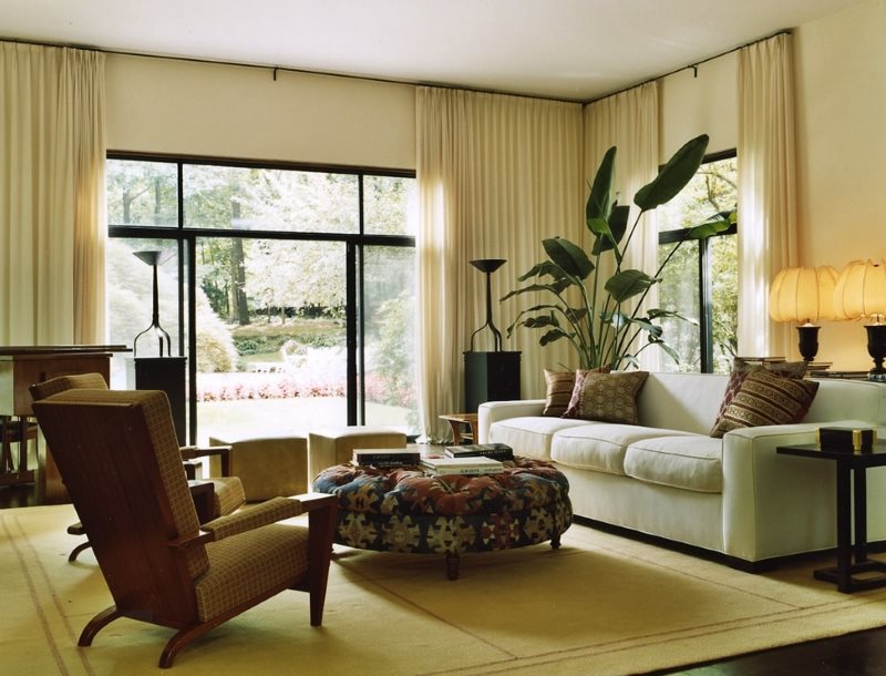 Béžové záclony v obývacím pokoji v ekologickém stylu