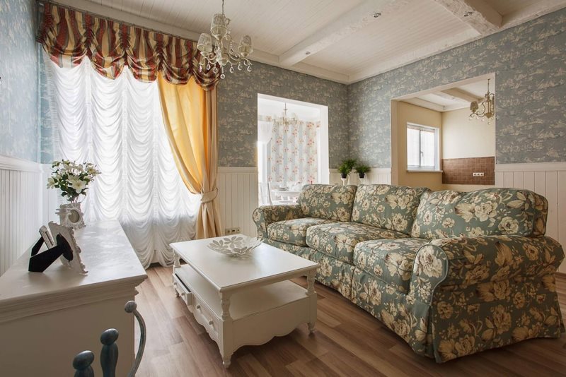 Łaciata tapicerowana sofa w salonie w stylu prowansalskim