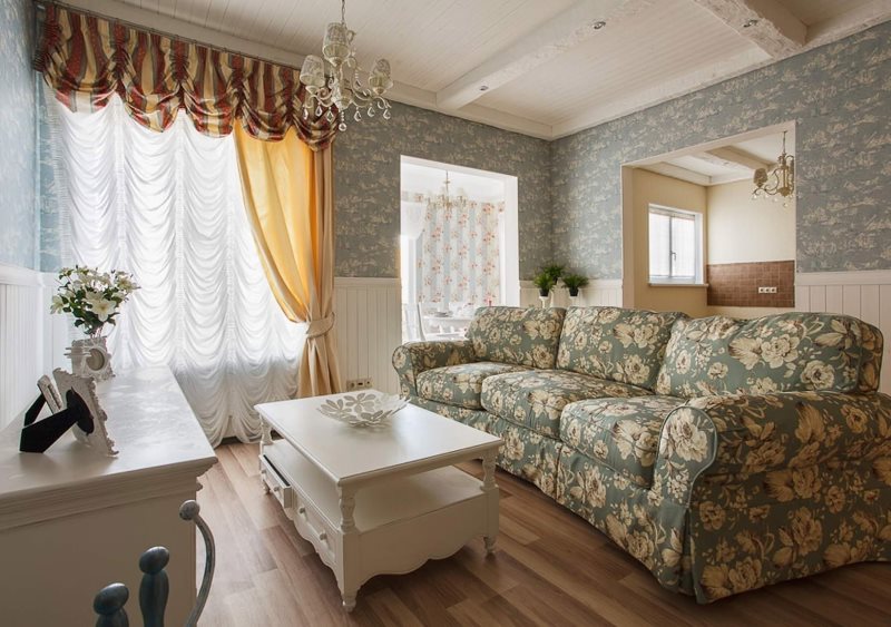 Sofa z pstrokatą tapicerką w salonie w stylu prowansalskim