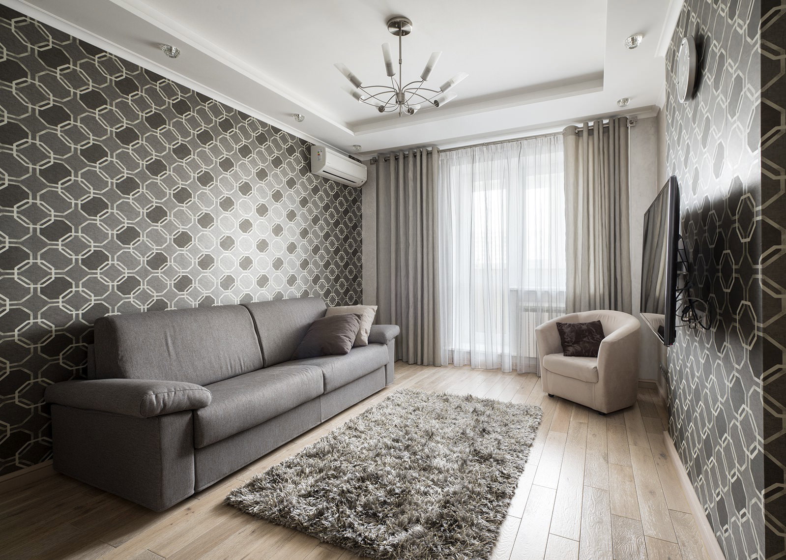 záclony v moderním obývacím pokoji