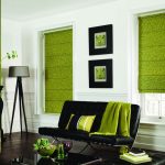 záclony v obývacím pokoji jsou zelené