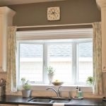Záclony do kuchyně s arkýřovým oknem fotografie