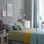 curtains to gray wallpaper interior photo