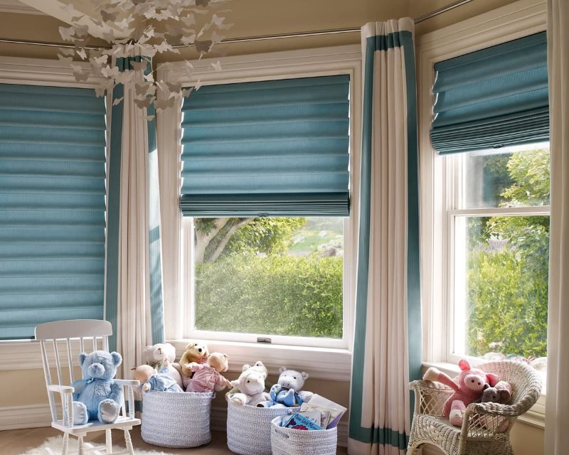 Blue roman curtains sa room ng mga bata