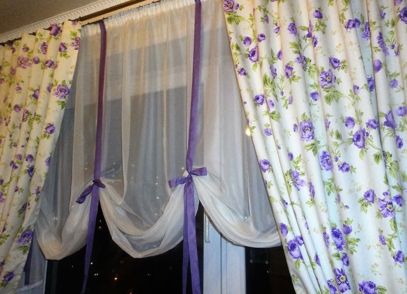 Liliowe wstążki na białym tyłku w stylu salonu Provence