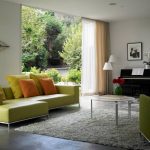 Corner sofa sa living room na may panoramic window