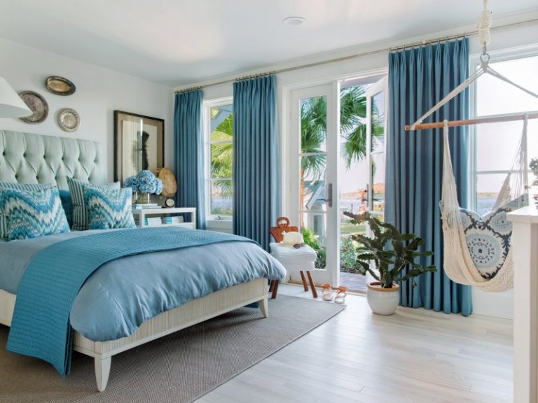 Turquoise color in the interior of the bedroom