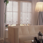 Lehké průsvitné rolety pro světlý obývací pokoj