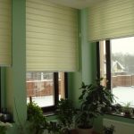 Özel bir evin köşe pencereleri için açık yeşil stor perdeler