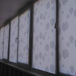 Balkon pencerelerinde hafif haddelenmiş perdeler