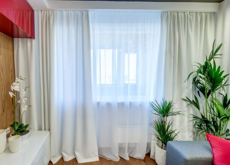 Window decoration with light monochromatic curtains