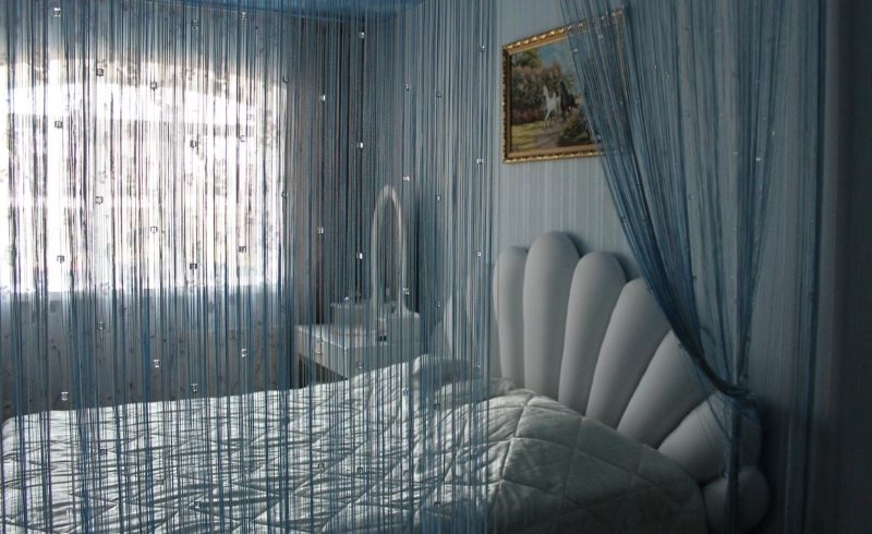 Wnętrze sypialni z tiulowym tiulem