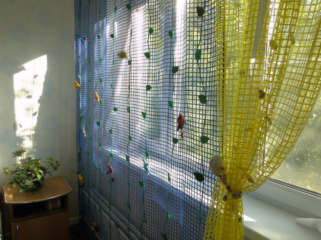 Цветна тюлова мрежа с големи квадратни клетки