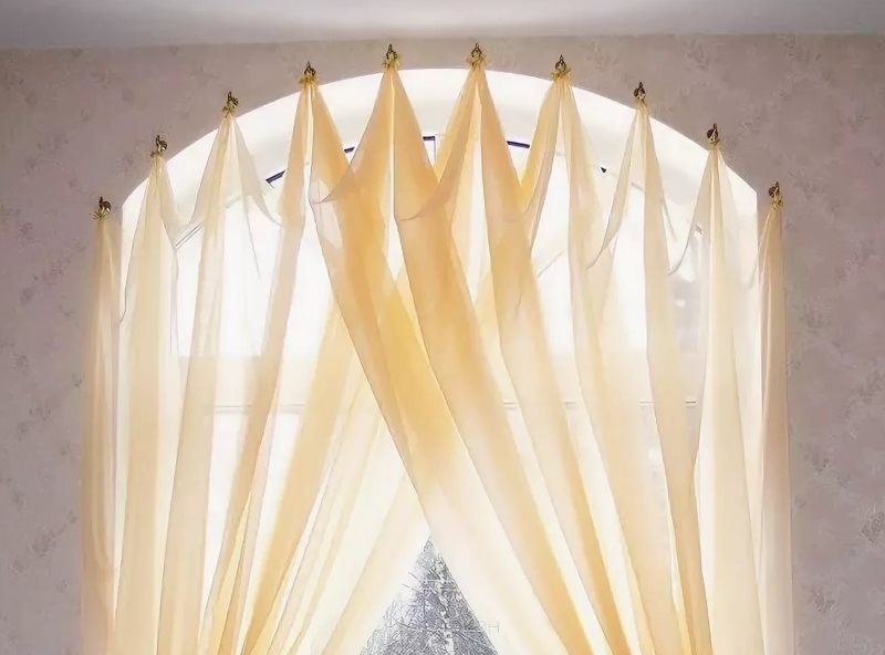 Hanging tulle without cornice on the window with arch