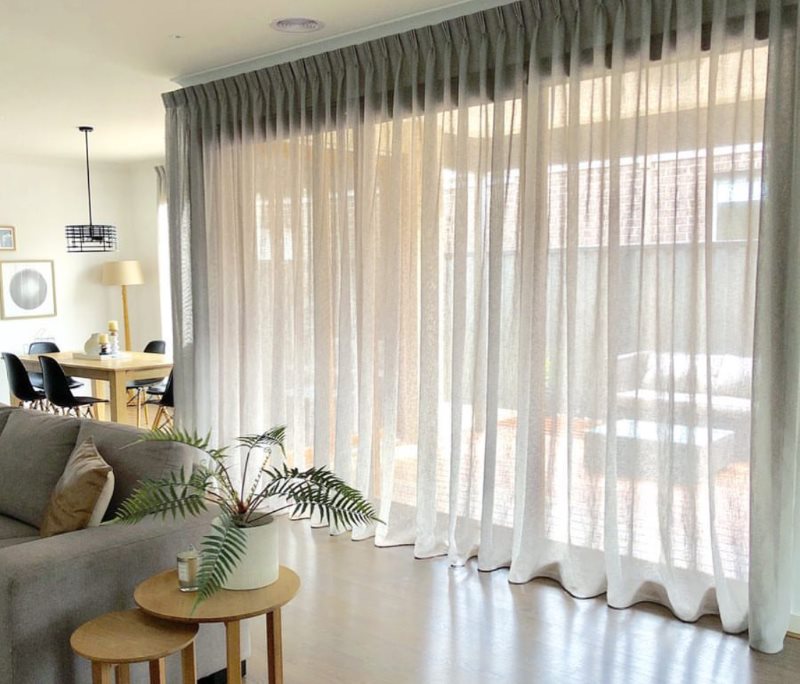 Tulle with pleats on the living room panoramic window