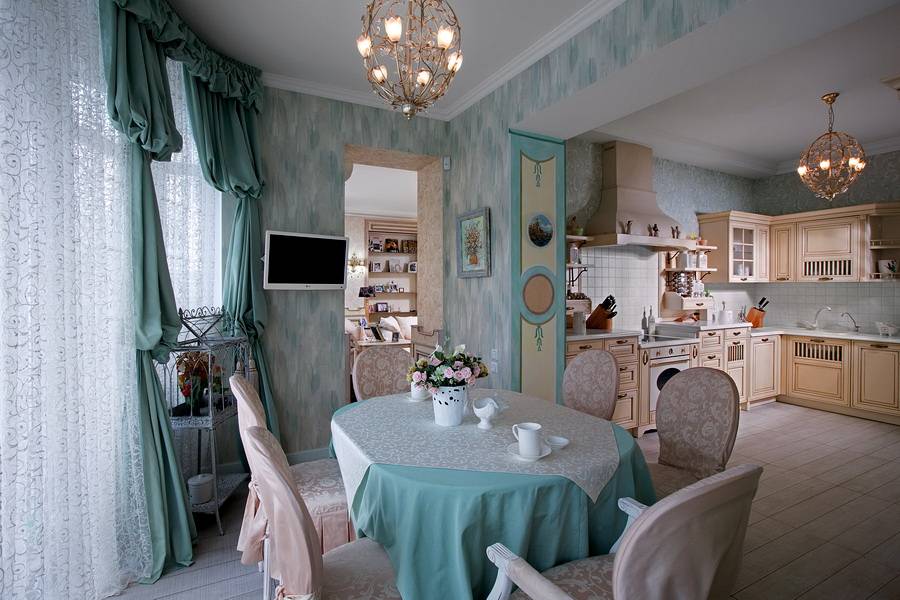 Interiér kuchyně Provence styl s bílým tylu