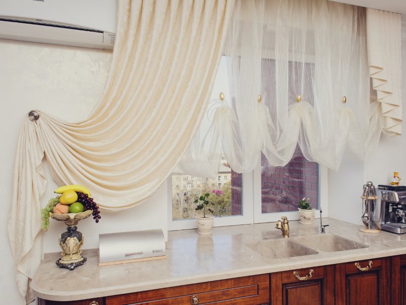 Tiul z falbanką na kuchennym oknie z beżową zasłoną