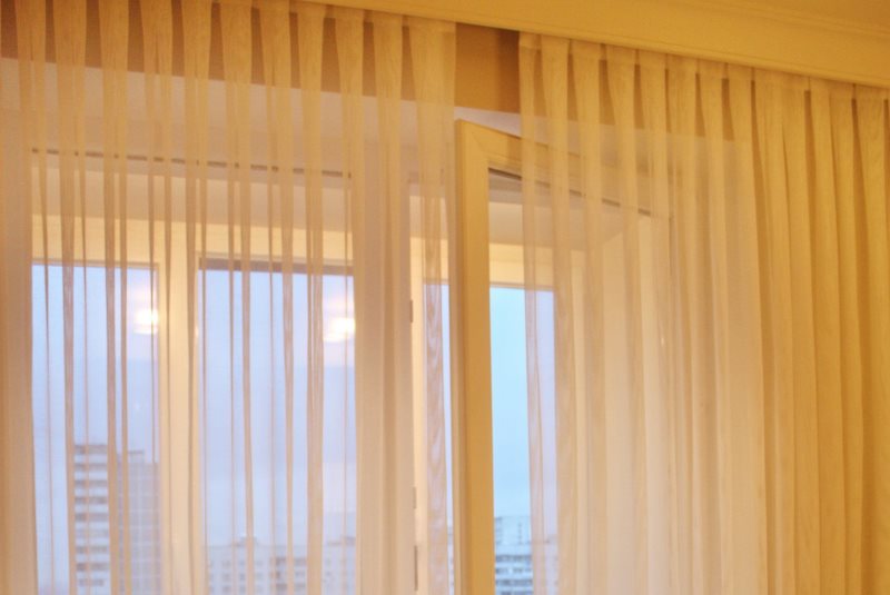 Pileli organze tül ile oturma odası penceresinin dekorasyonu
