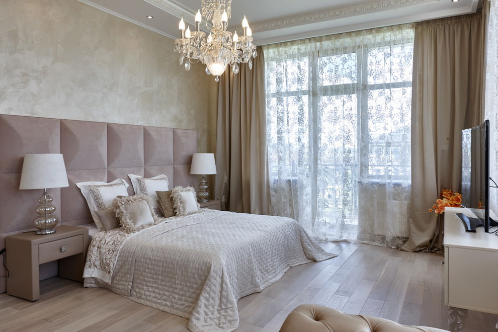 Modern bedroom na may floral tulle