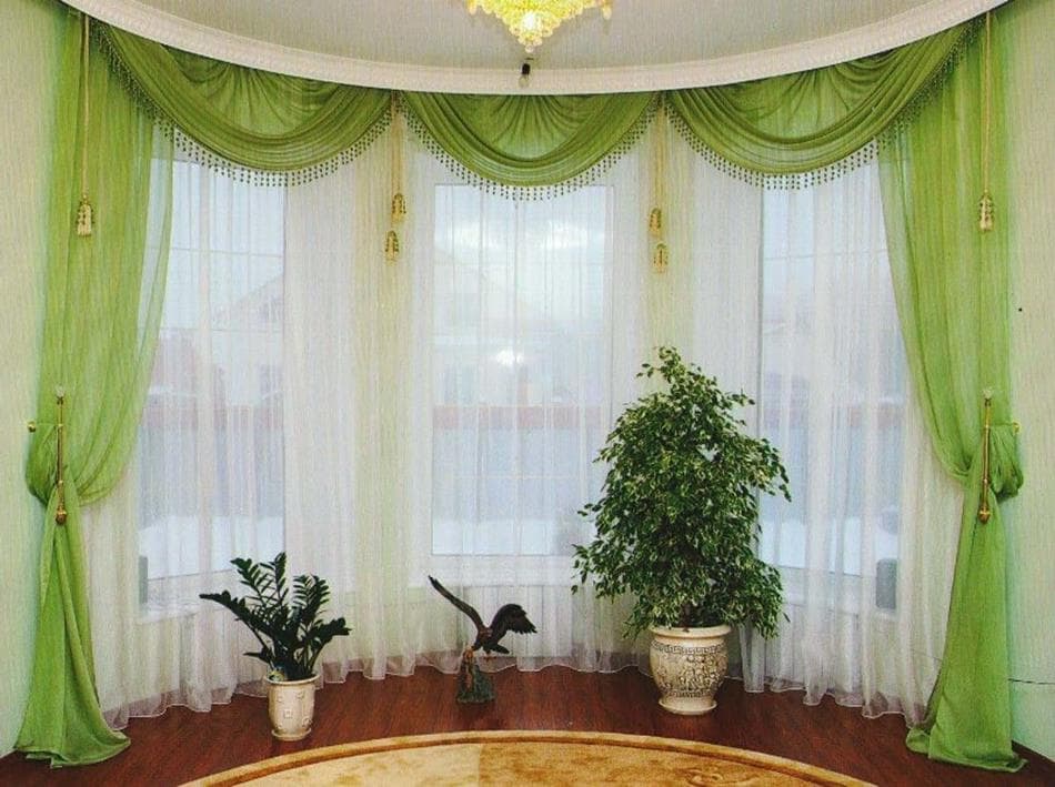 Světle tylu opona s lambrequin v obývacím pokoji arkýř okna